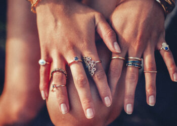 Më thuaj në cilin gisht e mban unazën, të të them dy fjalë për personalitetin tënd!