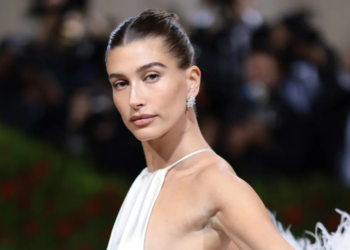 Për një emër, Hailey Bieber në gjyq