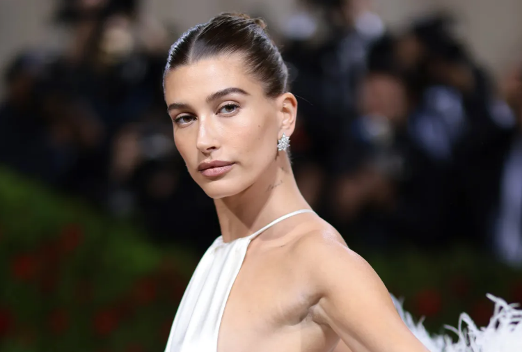 Për një emër, Hailey Bieber në gjyq