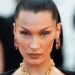Vjeshta është afër dhe Bella Hadid zbuloi një mënyrë të re për të veshur pulovrën