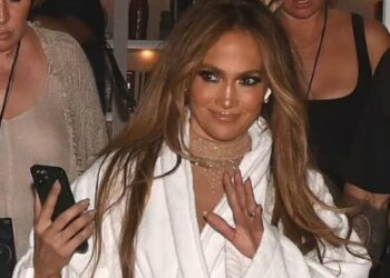 Vetëm Jennifer Lopez mund të dalë në publik me robdeshambër dhe të duket kaq bukur!