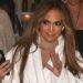 Vetëm Jennifer Lopez mund të dalë në publik me robdeshambër dhe të duket kaq bukur!