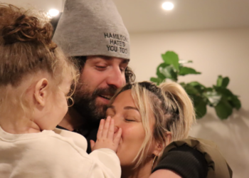 Mc Kresha nuk bën dedikime Instagrami, por e uron mes koncertit bashkëshorten e tij për ditëlindje