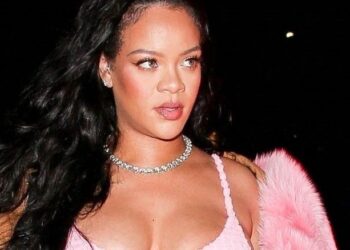 Rihanna bën daljen e parë publike pas lindjes, por reagimi i saj sikur s’na pëlqeu