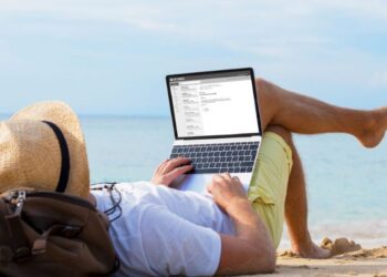 Ti në punë, të tjerët me pushime? Ja disa mënyra si ta qetësoni veten!