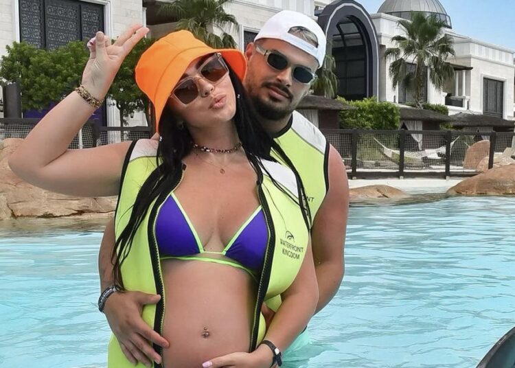 Vajzë, djalë, apo binjakë? Einxheli e sqaroi njëherë e mirë këtë temë!