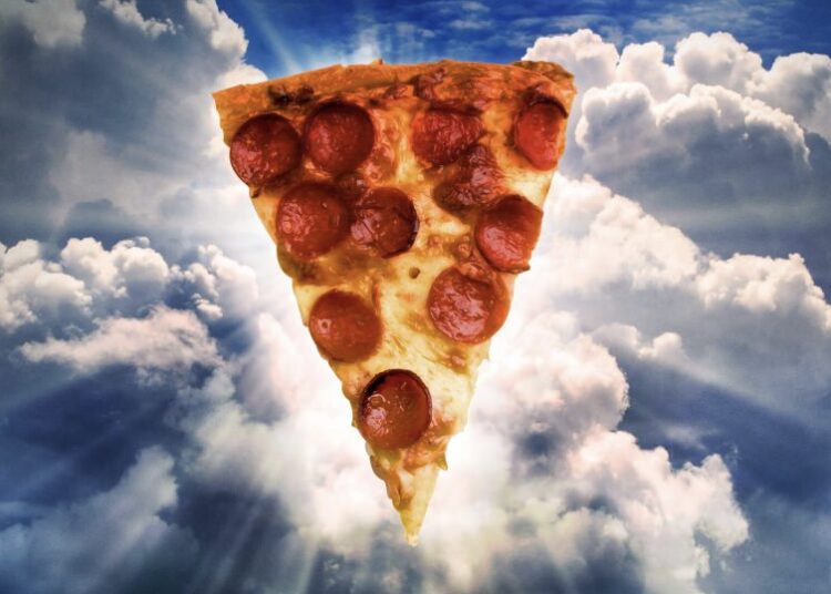 Këngëtarja hedh copa picash në mes të koncertit, rrjeti e “masakron”!