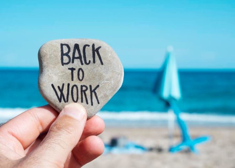 Bye-bye pushime! Ja si ta bëni më të lehtë rikthimin në punë!