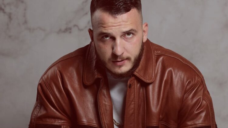 “Çezari dikur perandor, sot sallatë”, Mozzik dy fjalë i tha, po me kë e ka?