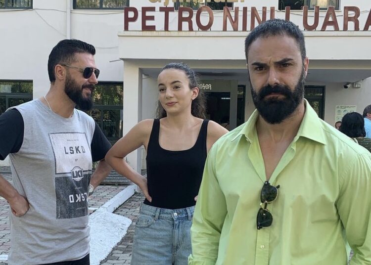 Djemtë e “West Side Family” shoqërojnë vajzën e Dr.Florit në gjimnaz, aty ku u formua grupi!