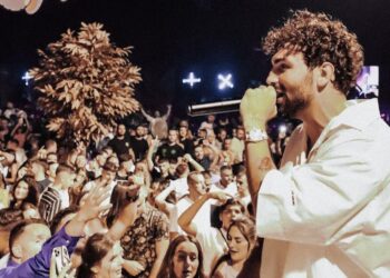 “Nëse të ngacmon ndonjë djalë”, Ledri këshillon fansen në mes të koncertit!