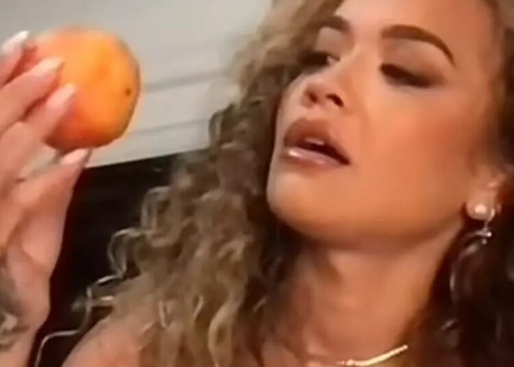 Rita Ora la pak nam, këngëtarja ngatërron mollën me pjeshkën live në emision