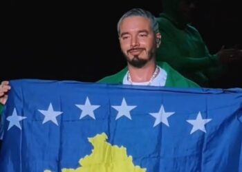 J Balvin ngre flamurin e Kosovës në “Sunny Hill Festival” dhe emocionon publikun