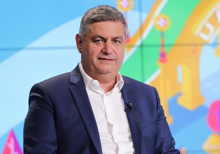 Dritan Shakohoxha bëhet gjysh për herë të parë