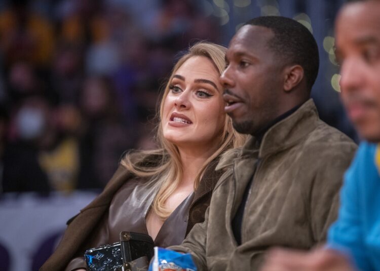 Ky është detaji që i bëri fansat të mendojnë se Adele është martuar!