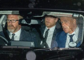 Harry fotografohet i mërzitur pas vdekjes së Mbretëreshës, Meghan reagon ndryshe