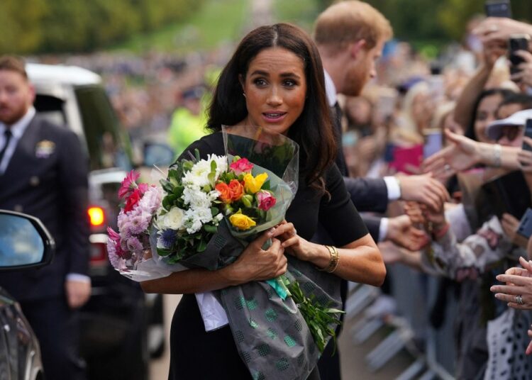 Besojeni ose jo, por Meghan Markle u nervozua nga një buqetë me lule!