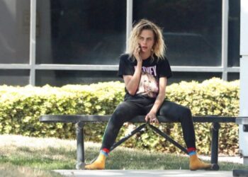 Cara Delevingne shqetëson të gjithë, shfaqet zbathur dhe në gjendje të rëndë