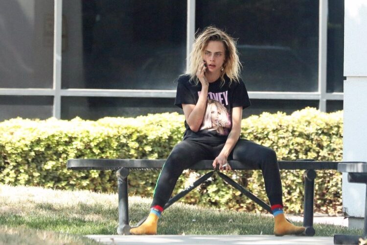 Cara Delevingne shqetëson të gjithë, shfaqet zbathur dhe në gjendje të rëndë