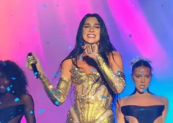 Dua Lipa pësoi një incident në skenë dhe ia plasi të qeshurës