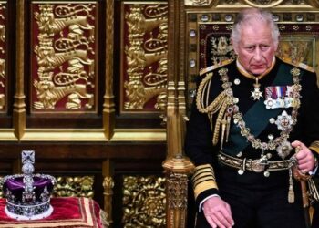 Charles III shpallet mbret me një ceremoni historike