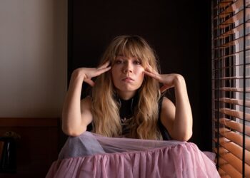 “Më vjen mirë që nëna ime vdiq”, aktorja rrëfen abuzimin psikologjik nga e ëma