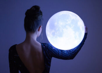 Akrepi bën ndryshime, Shigjetari heq dorë nga një dashuri, ndikimi që ka sot Hëna e plotë në secilën shenjë horoskopi