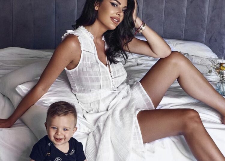 Vogëlushi i  Angela Martinit ia “vodhi” gjyshes ngjyrën e syve!