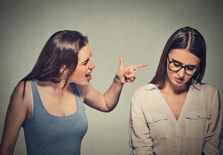 5 shenjat që tregojnë se jeni në një rreth shoqëror toksik!