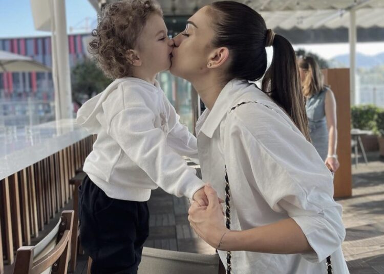 Ta puthësh apo jo fëmijën në buzë? Jonida Vokshi e tha të qartë përgjigjen e saj!