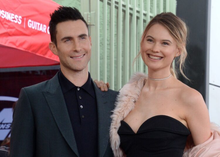 Pas skandalit të Adam Levine, Behati rikthehet dhe tregon barkun e rrumbullakosur
