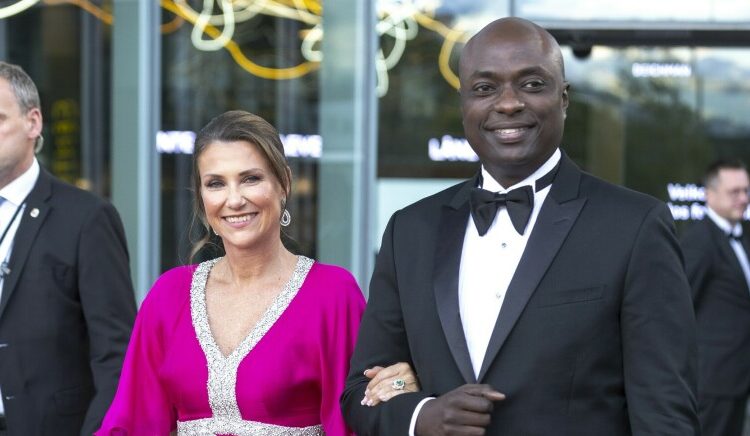 U dashurua me gurunë, princesha e Norvegjisë rrezikon të humbasë titullin mbretëror!