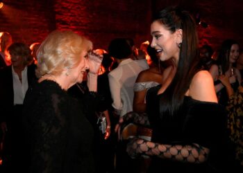 Takim ikonik: Dua Lipa dhe dukeshë Camilla në shoqërinë e njëra-tjetrës