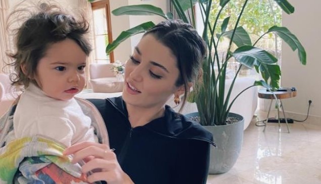 Fansat të shqetësuar, Hande Erçel jep lajmin e mirë për mbesën