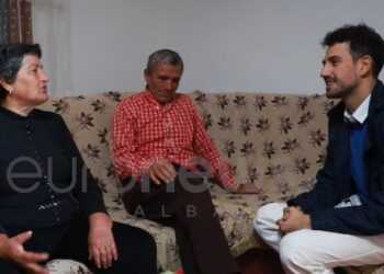 1 vit më parë batuta e saj u bë hit, Flori Gjini rikthen Vjollcën me ‘çantën n’krah’ në një rrëfim ndryshe