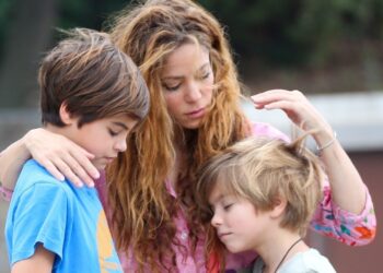 Shakira çon fëmijët e saj në një festë për Halloween, por krijon probleme