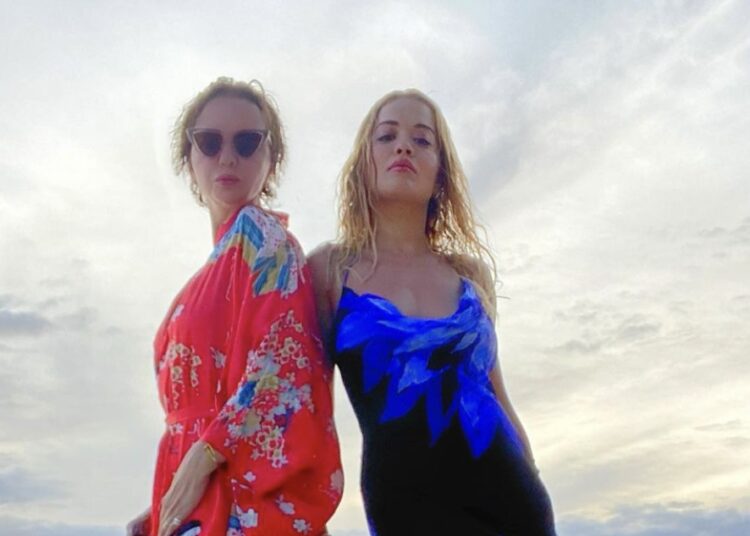 Në fotot sensuale të Rita Orës, nuk mungojnë komentet tipike shqiptare të mamasë së saj!