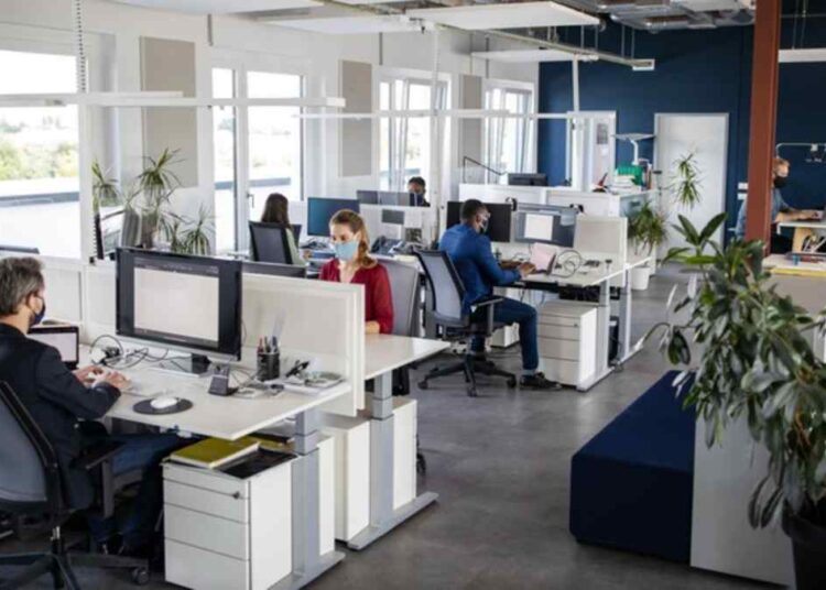 Studim/ Shqiptarët nuk heqin dorë lehtë nga një vend punë, kohëzgjatja mbi mesataren e BE-së!