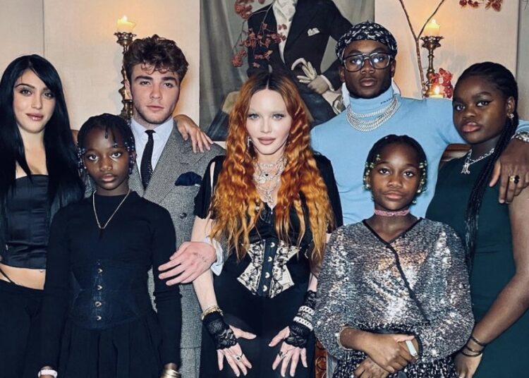 Si rrallëherë, Madonna pozon pranë gjashtë fëmijëve të saj!