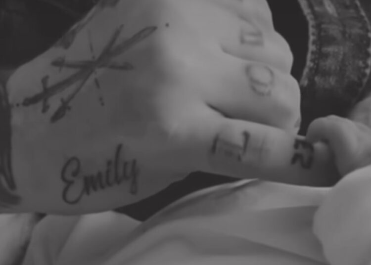 Surprizë! Këngëtari i njohur bëhet baba për herë të parë!