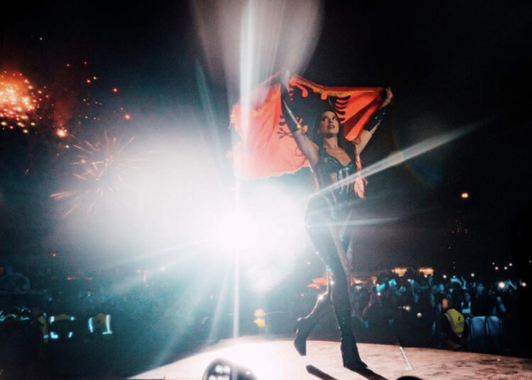 Pas 94 shfaqjesh në një vit, Dua Lipa e theu rekordin në Tiranë dhe nuk e kurseu një falënderim për shqiptarët!