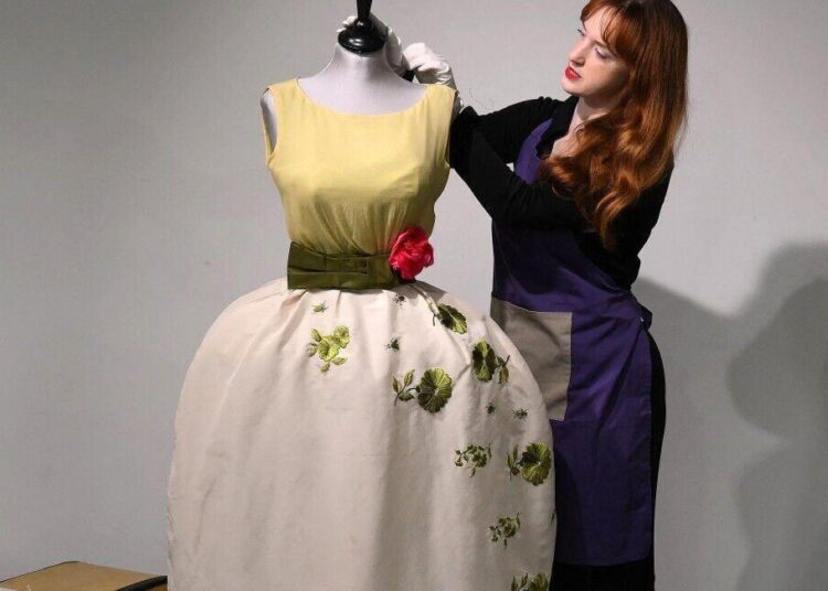 E veshi 61 vjet më parë, gjendet fustani i humbur i Elisabeth Taylor dhe del menjëherë në ankand!