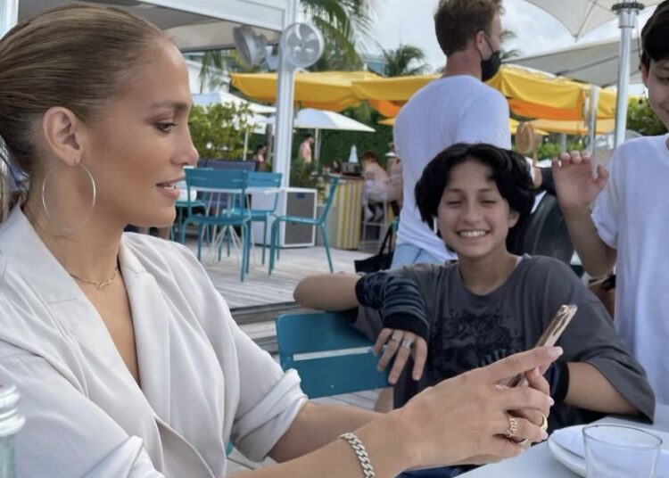 Jennifer Lopez është në qendër të vëmendjes, por fëmijët preferojnë të qëndrojnë larg saj!