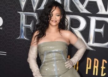 “Është gazmor dhe i shëndoshë”, Rihanna flet si rrallëherë për të birin