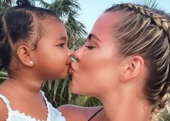 Psikologia shpjegon pse është më mirë të ndaloni së puthuri fëmijët tuaj në buzë