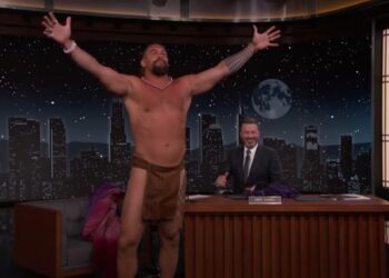 Jason Momoa zhvishet në mes të intervistës pa kurrëfarë problemi!