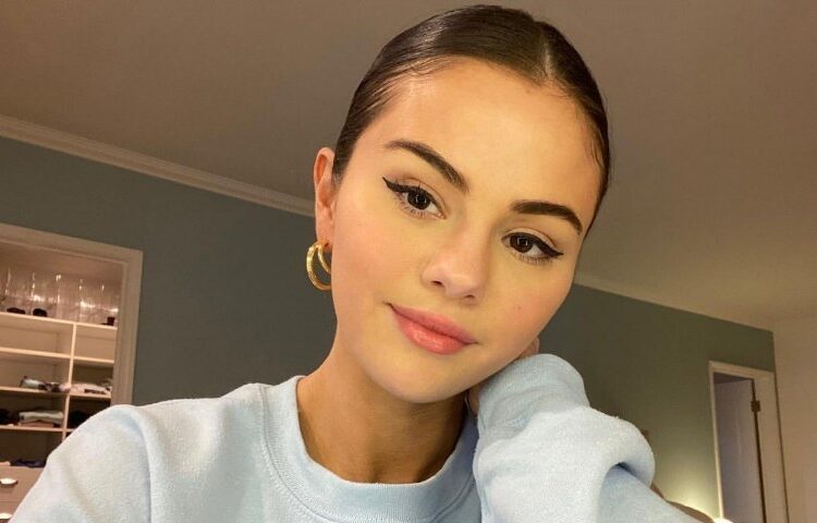 Selena Gomez u përgjigjet kritikave pasi harroi të përmendte shoqen që i dhuroi veshkën