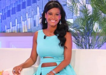 Andresa pozon me barkun e rrumbullakosur krah partnerit