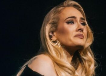 “Jam shumë e frikësuar”, Adele shpërthen në lot mes skenës