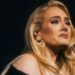 “Jam shumë e frikësuar”, Adele shpërthen në lot mes skenës